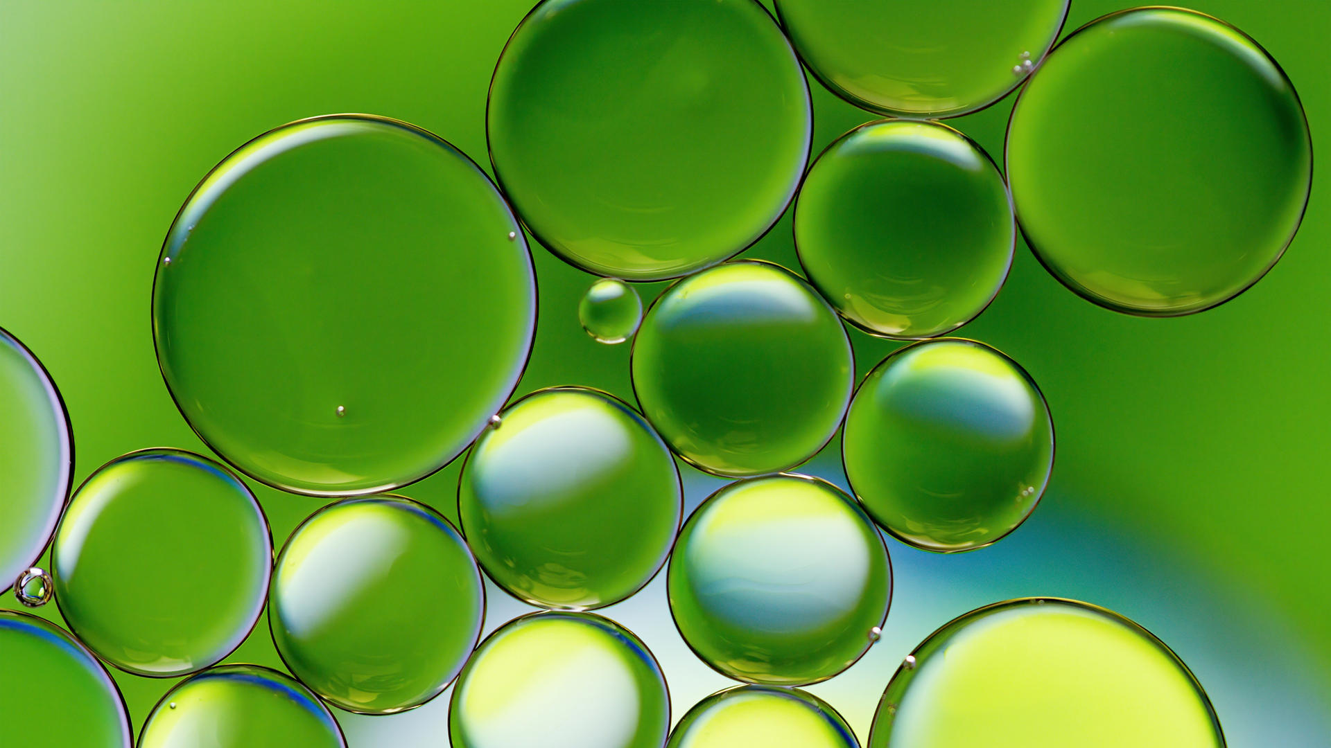 Imagen en colores vivos de gotas de aceite flotando en el agua