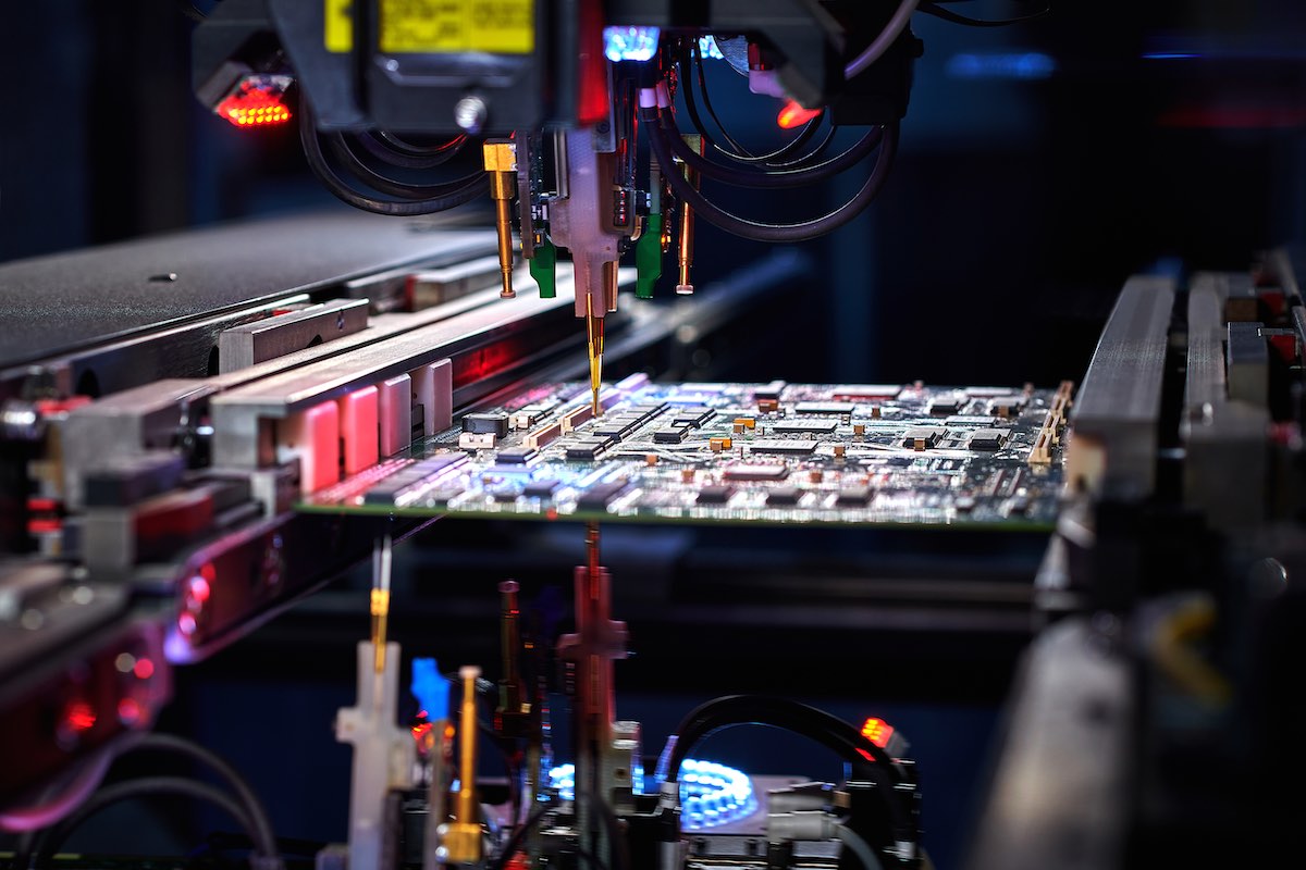 uma máquina trabalhando em uma placa de circuito